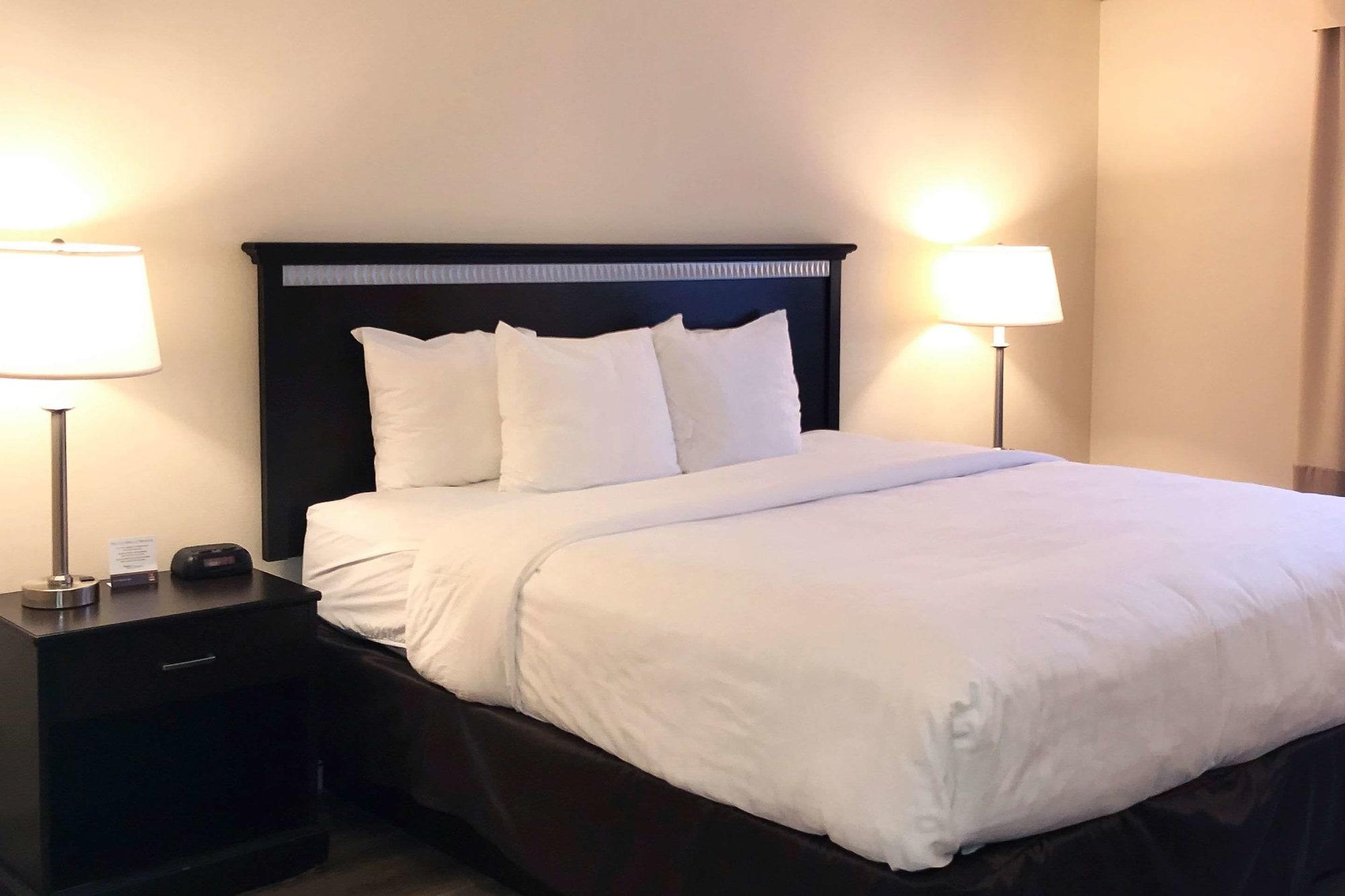 Clarion Hotel & Conference Center Toms River Extérieur photo