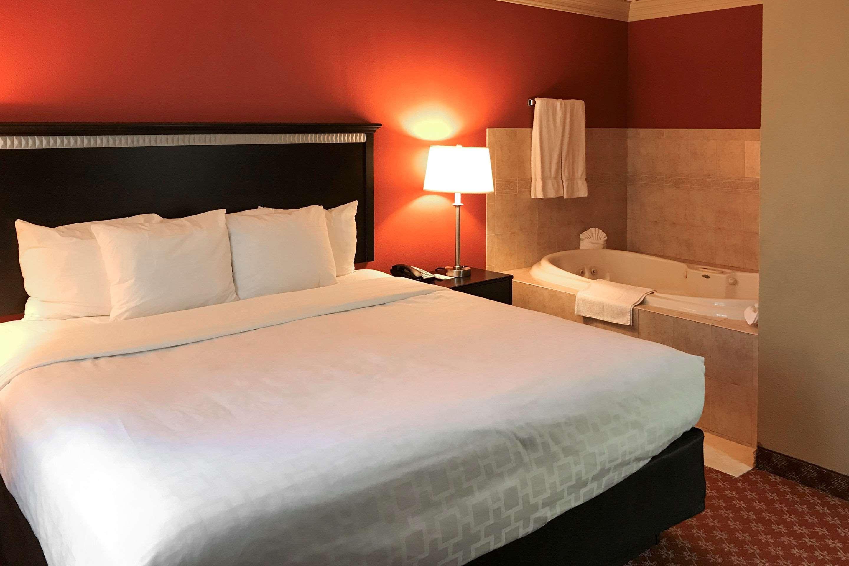 Clarion Hotel & Conference Center Toms River Extérieur photo